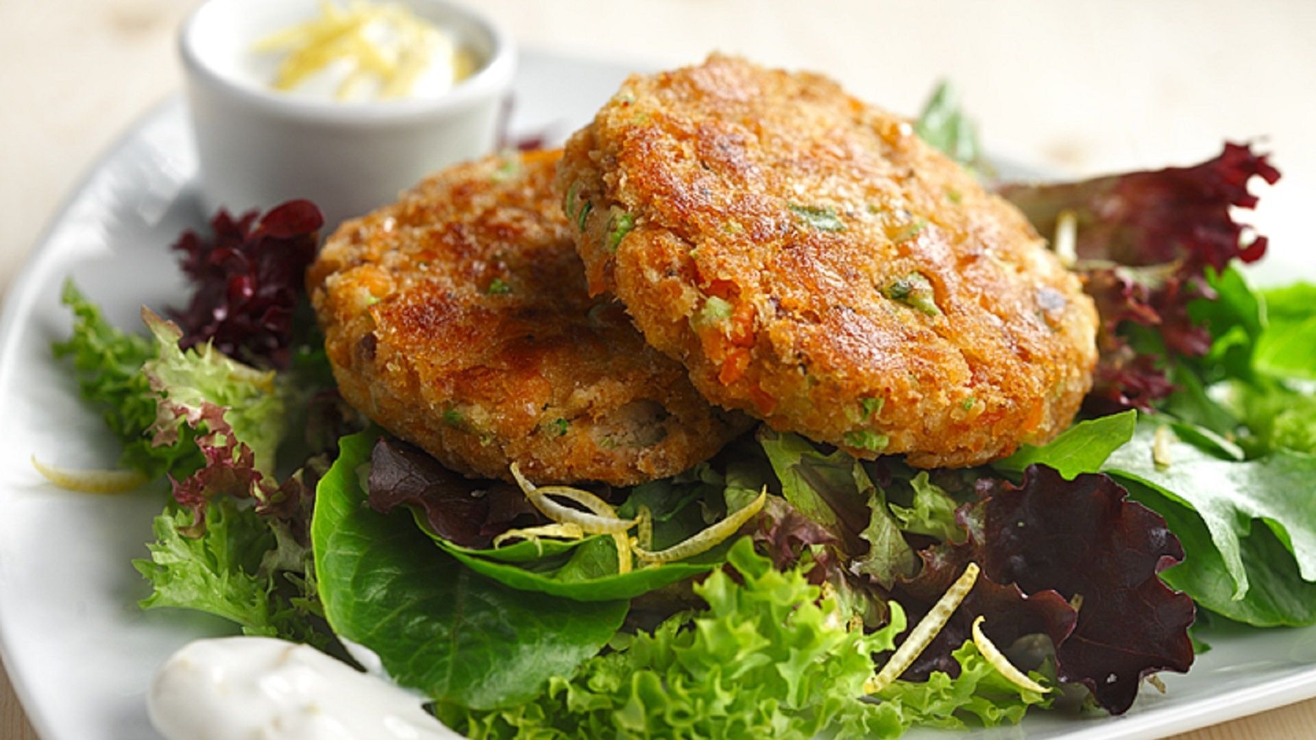 Salmon cakes with lemon yogurt sauce | Heart and Stroke Foundation